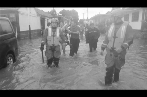 即墨区消防救援大队现场对一名被洪水冲倒的市民实施救援（视频截图）